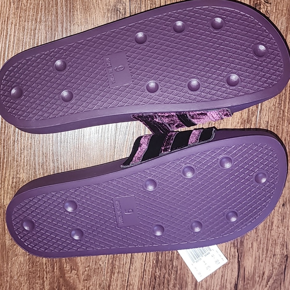 New Wmns Adilette Slide 'Victory Crimson Size 9 - Picture 9 of 15